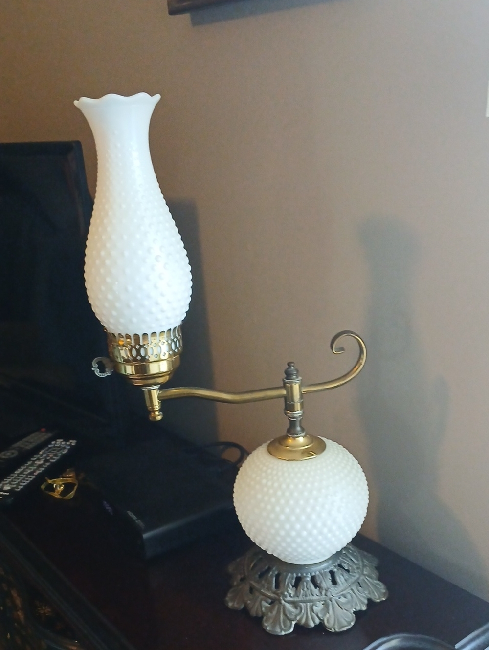 Vintage Hobnail Milk Glass Table Lamp - White & Brass